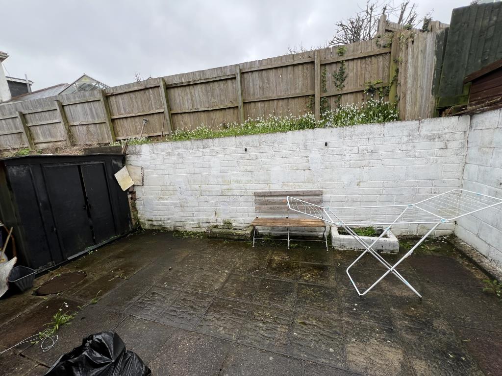 Lot: 37 - TERRACED BUNGALOW FOR UPDATING - General view of rear courtyard